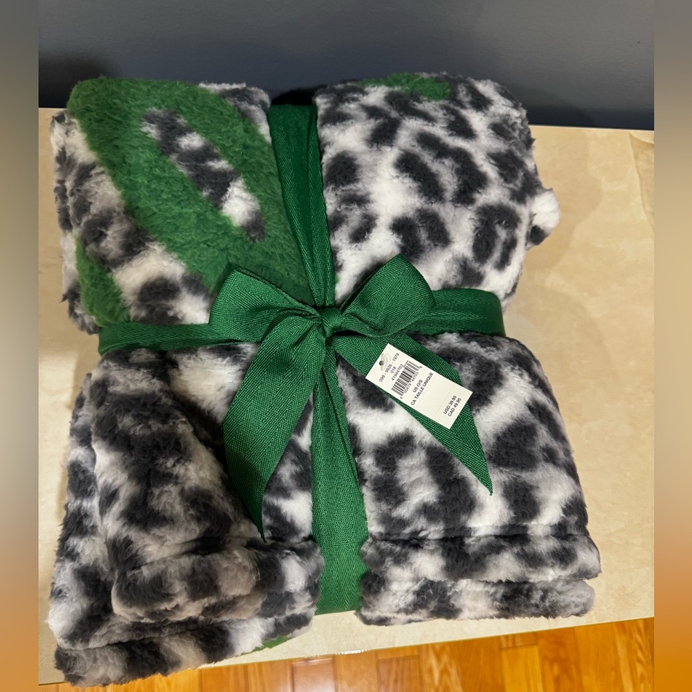 Aerie soft and warm green and black leopard print throw blanket
Brand new
